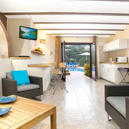 Villa- Monica Vila *